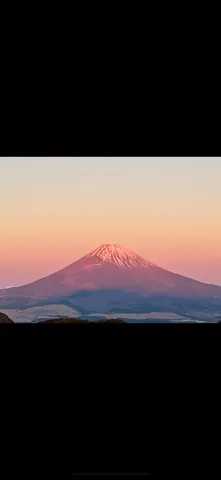 朝焼けと雪山の静かな語り