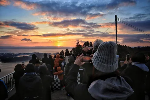 群衆が見守る絶景の夕陽