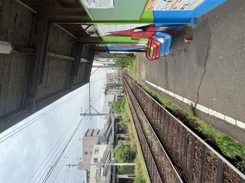 線路沿いのカラフルな駅