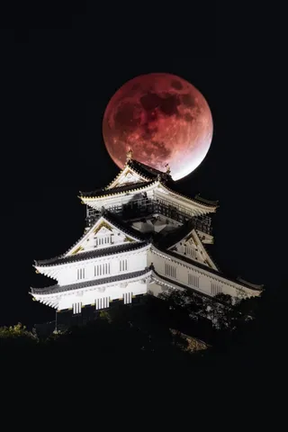 赤い月と城の夜景