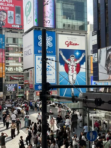 巨大広告と行き交う人々