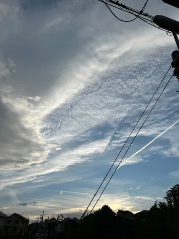 空に描かれた絵画のような雲