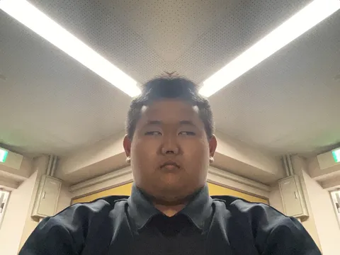 顔が鏡写し！？不思議な空間