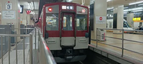 静かなホーム、赤い列車の佇まい
