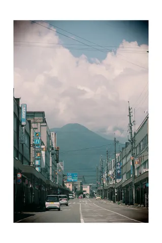 雄大な山と町の日常
