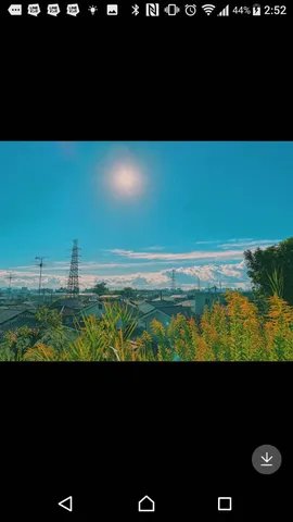 まぶしい空と街並み
