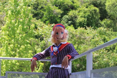 緑に溶け込むアニメの顔