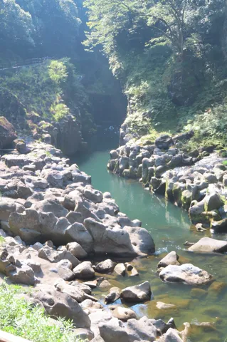深淵の渓谷、清流の囁き