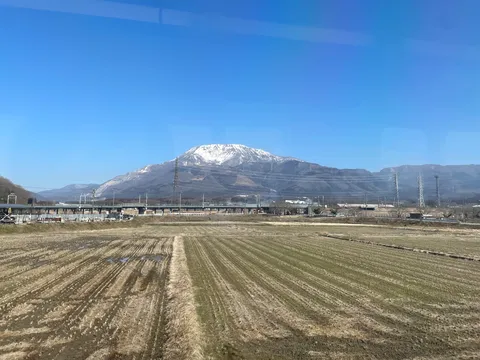 春を待つ雪化粧の山と畑