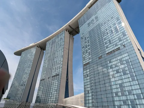 空にそびえる船のような建築