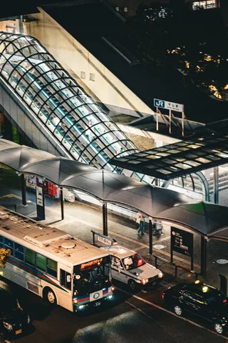 煌めく駅前、光の階段