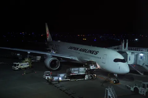 夜空に浮かぶ航空機の静寂