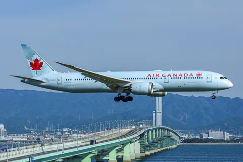 飛行機、橋、青空の競演