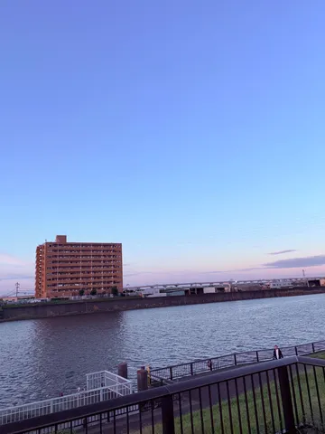 川辺に映る静かな夕景