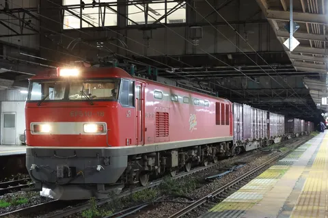 夜の赤い貨物列車の影