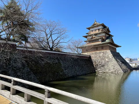 空を映す水面に浮かぶ古城
