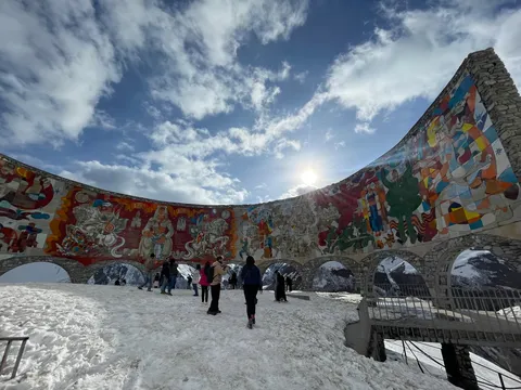 雪景色に現れた超巨大な絵巻物