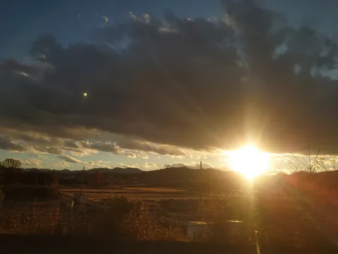 雲間を割く夕陽の輝き