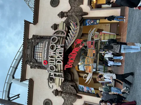 夢の世界へ誘う華やかな入口