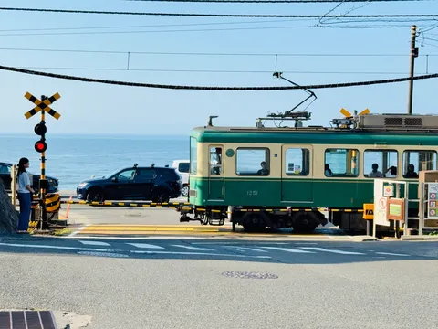 海沿いの踏切、今日の主役は？