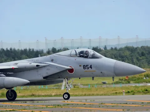 空と地を結ぶ戦闘機の静止