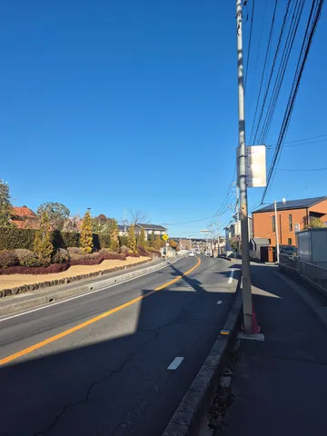 青空と続く道、日常の風景