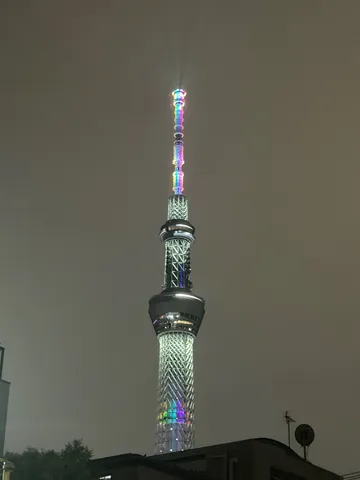 夜空に輝く虹色のタワー