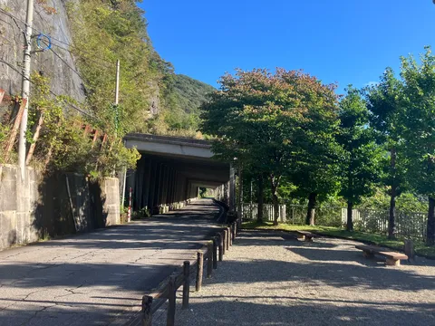 光と影のトンネル散歩