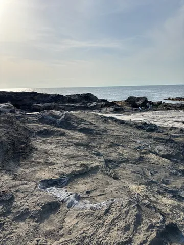 潮風と岩場の夕暮れ