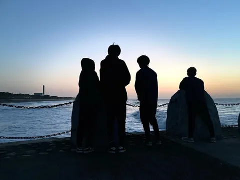 夕焼け色の水平線に佇む影