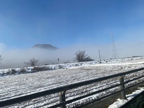 霧と青空の静かな景色