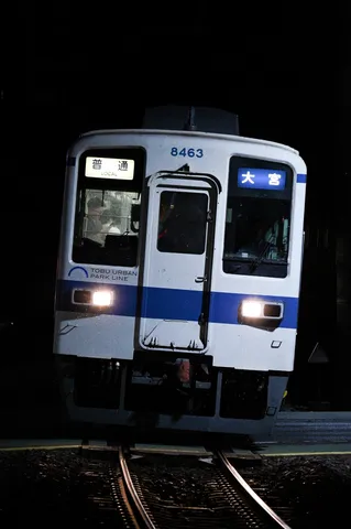 夜に光るローカル線の顔
