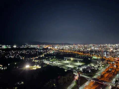 煌めく都市の夜景ロード