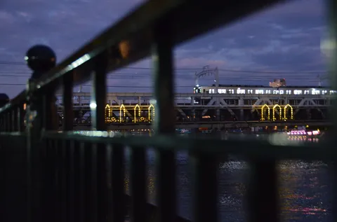 水面に映る光のアーチ