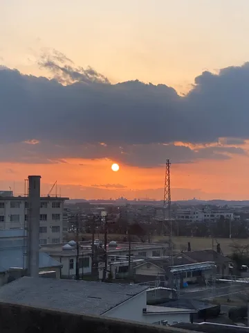 夕暮れの空と街の灯り