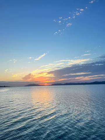 夕陽と波のささやき