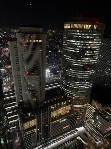 光の窓が並ぶ夜景