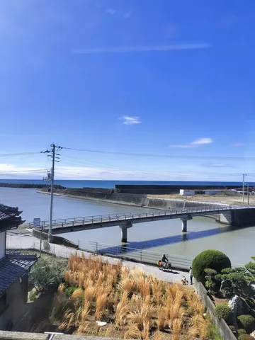 橋と水辺、季節の気配
