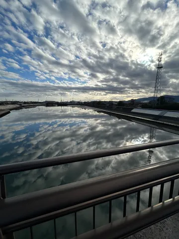 水面に映る空、空に映る未来