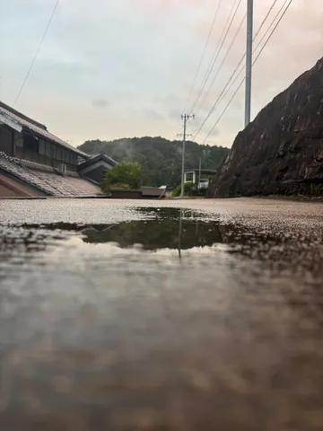雨後の路地に映る風景