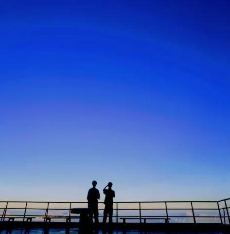 夕刻のシルエットと空のグラデーション