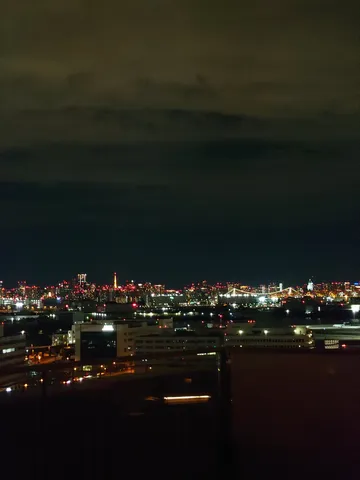 雲の下、輝く都会の夜