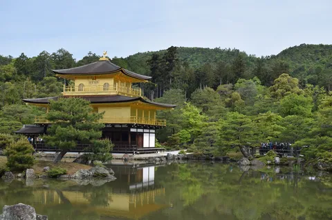 金色のお城、水面にゆらり