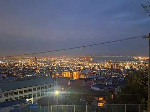 夜景の灯が海へと伸びる