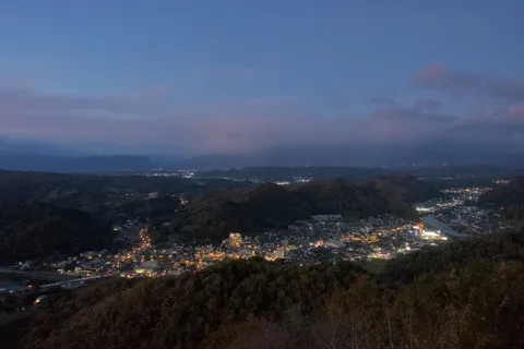 静かに灯る山あいの街
