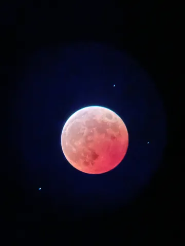 神秘的なブラッドムーン