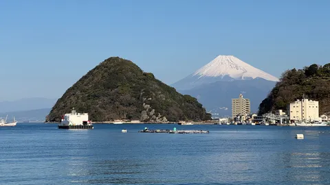 富士と島影の静かな海景