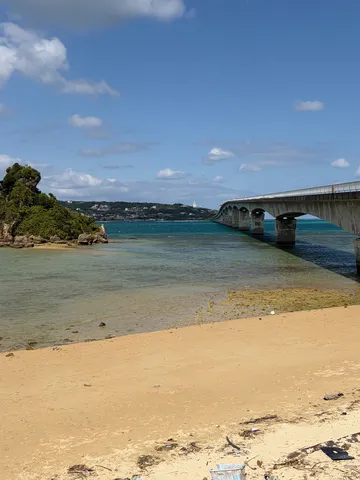 青い空と海、橋のコントラスト