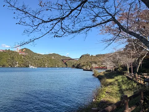 湖畔の秋風と橋影