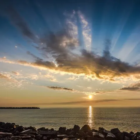 夕陽と海の縁取り